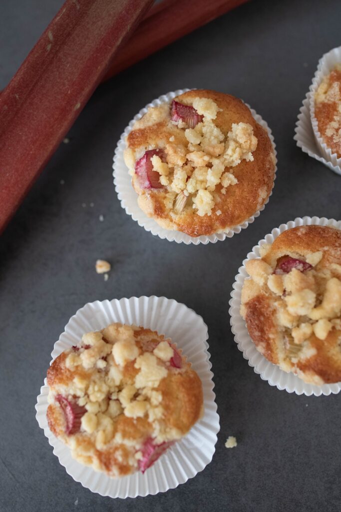 Frühlings-Rezept: Rhabarbermuffins mit Streuseln