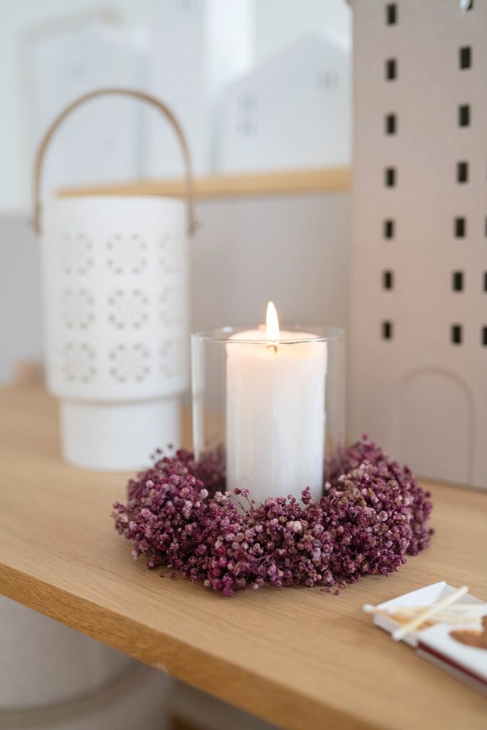 DIY: Trockenblumen-Kranz für das Kerzenglas