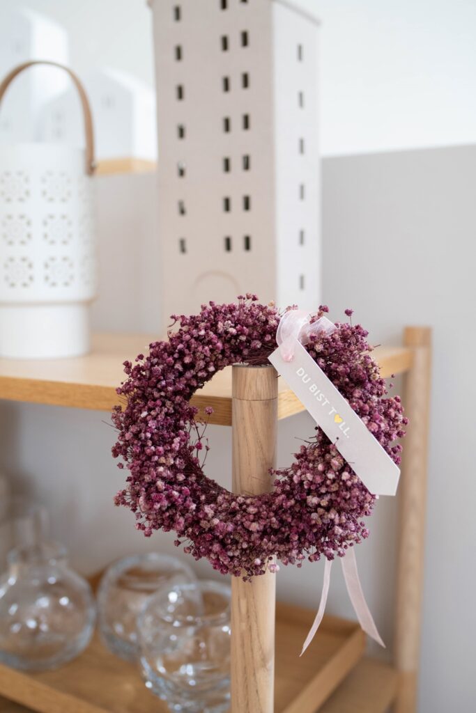 DIY: Trockenblumen-Kranz mit Schleierkraut