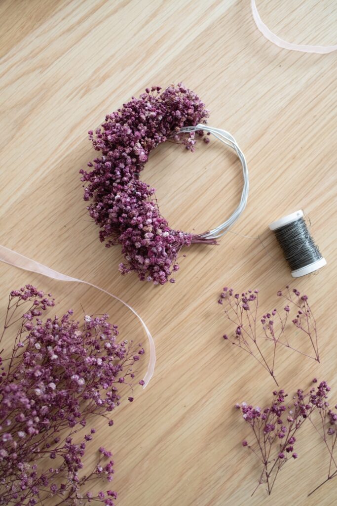 DIY: Trockenblumen-Kranz für das Kerzenglas