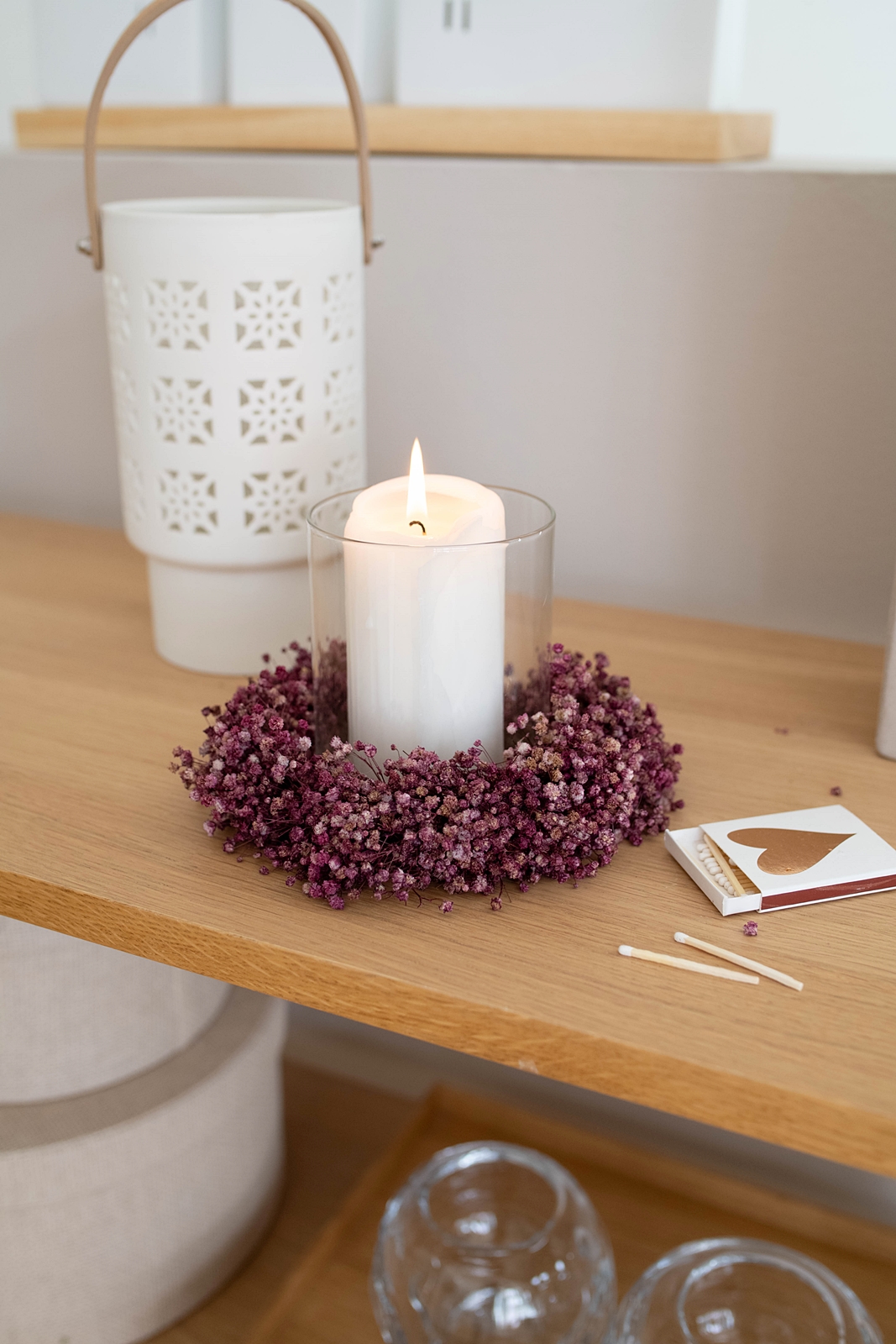 DIY: Trockenblumen-Kranz für das Kerzenglas